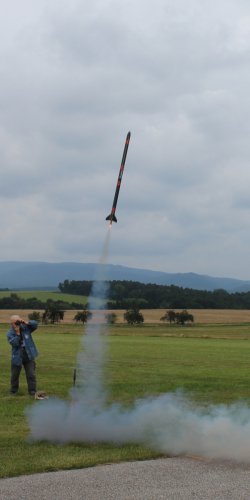 img_2959 piotr sornowsky predvadi  motor s dymovnici 